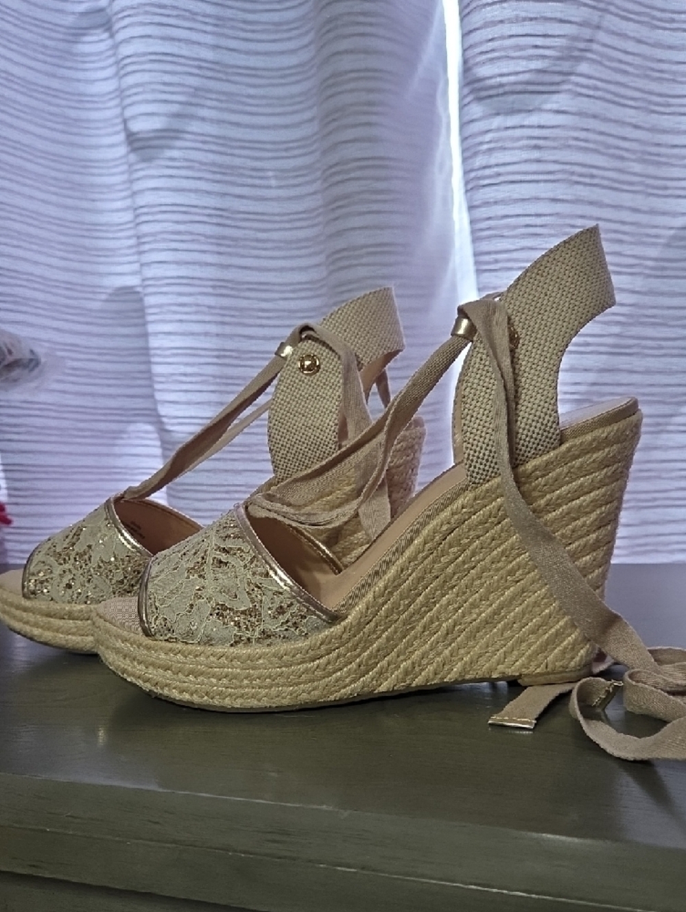 Guess Gold Lace Espadrille Wedge Sandals Size 9 - Picture 4 of 9